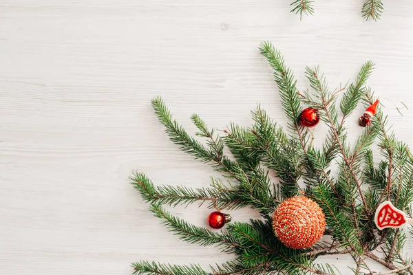 Composição de Natal em uma mesa de madeira branca com espaço de cópia — Fotografia de Stock