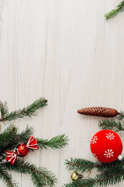Weihnachtskomposition auf einem weißen Holztisch mit Kopierraum — Stockfoto