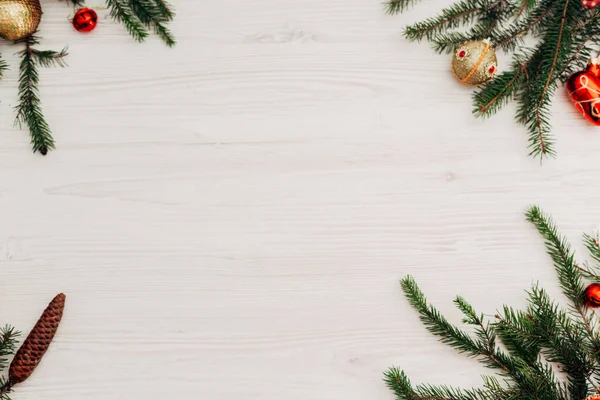 Composición de Navidad en una mesa de madera blanca con espacio de copia —  Fotos de Stock