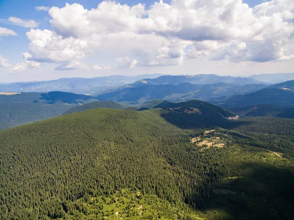 Vedere aeriană a Great Green Ridge. Peisaj montan împădurit Imagine de stoc