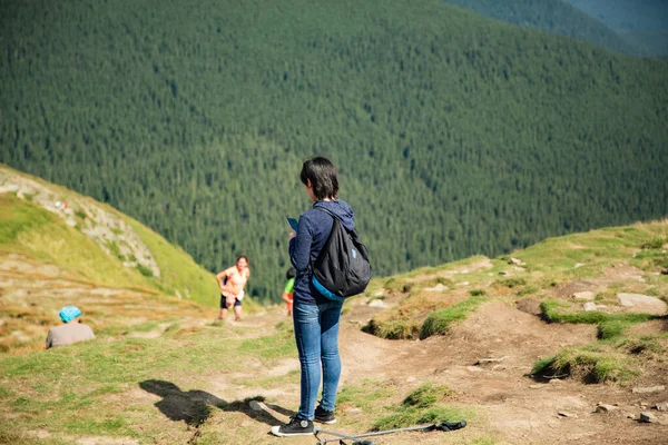 Fata coboară în jos o gamă mare de munte verde Imagine de stoc