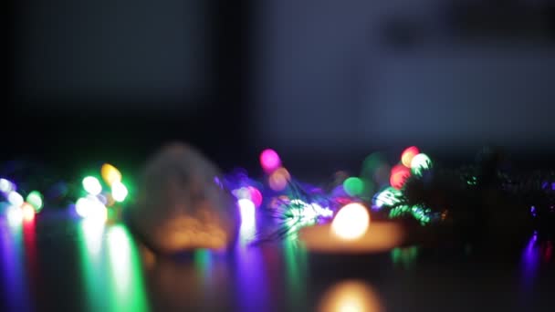 Vánoční kompozice církevní ikony na dřevěném pozadí s pestrobarevnými světly — Stock video