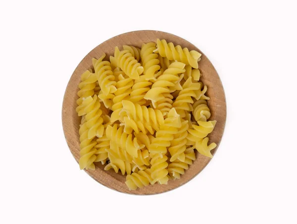 意大利面放在木制碗中 白色背景隔离 顶部视图 — 图库照片