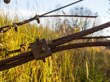 Köprü için çelik kabloyu bağlıyorum.