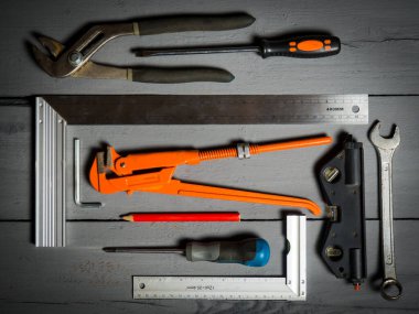 El aletleri seti. Ahşap arkaplanda ekipman