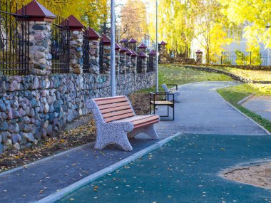 Bir sonbahar parkında yaz gününde boş bir bank.