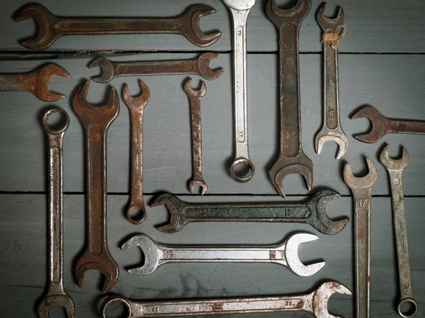 Flach Lagen Alte Handwerkzeuge Schraubenschlüssel Rostige Eisenmetallwerkzeuge Auf Grauem Holztisch — Stockfoto