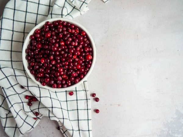 Cranberries Frescas Maduras Tigela Branca Colher Madeira Tampo Mesa Concreto — Fotografia de Stock