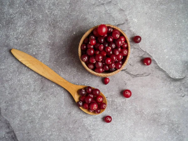 Masak Cranberry Segar Dalam Mangkuk Kayu Dan Sendok Kayu Atas — Stok Foto