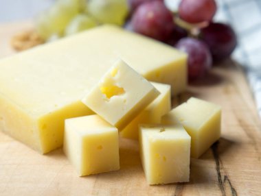 Delikli peynir, üzüm, fındık, aperatifli abur cubur masası.