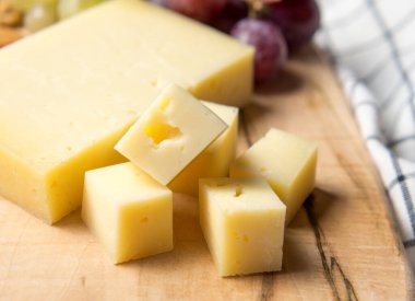 Delikli peynir, üzüm, fındık, aperatifli abur cubur masası.