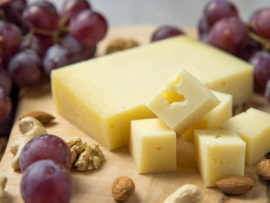 Delikli peynir, üzüm, fındık, aperatifli abur cubur masası.