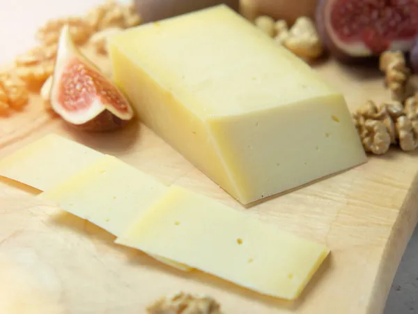 Kaas Snijden Met Fruit Noten Vijgen Een Houten Plank Heerlijke — Stockfoto