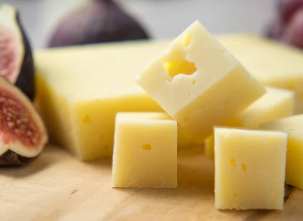 Formaggio Con Buchi Uva Noci Tavola Snack Con Antipasti — Foto Stock