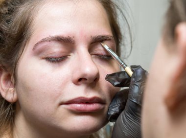 Kız kaşları kınayla boyanır.