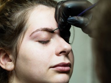 Kız kaşları kınayla boyanır.