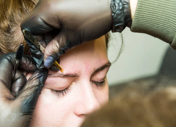 Master Permanent Make Prepares Client Eyebrows Procedure Pulling Hairs Close — Stock Photo, Image