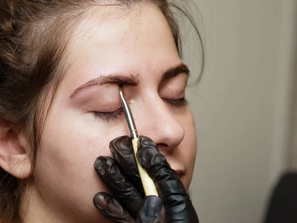 Kız kaşları kınayla boyanır.