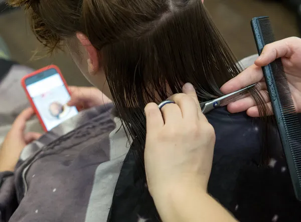 Kappers Knippen Haar Met Een Schaar Kapsel Close Weg Met — Stockfoto