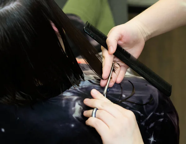 Fryzjer Przycinający Włosy Nożyczkami Zbliżenie Fryzury Pozbycie Się Tych Rozdwojonych — Zdjęcie stockowe