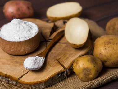 Patatesli nişasta ve siyah ahşap arka plan..