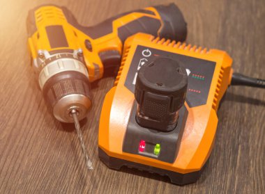 Kablosuz matkap. Tornavida, matkap, şarj aleti ve batarya.