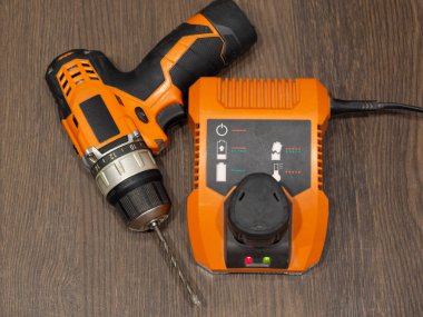 Kablosuz matkap. Tornavida, matkap, şarj aleti ve batarya.