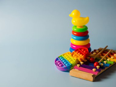 Mavi arka planda renkli eğitimli çocuklar oyuncaklar