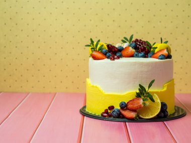 Yaban mersinli güzel doğum günü pastası.