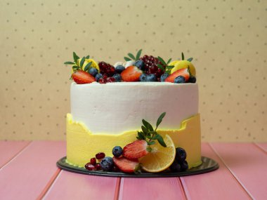 Yaban mersinli güzel doğum günü pastası.