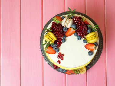 Yaban mersinli güzel doğum günü pastası.