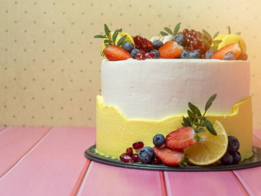 Yaban mersinli güzel doğum günü pastası.