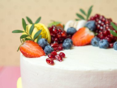 Yaban mersinli güzel doğum günü pastası.