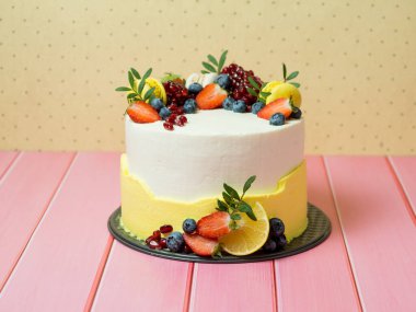 Yaban mersinli güzel doğum günü pastası.