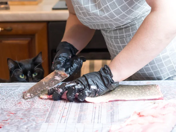 女子料理人がキッチンテーブルの上でパイクを切り — ストック写真
