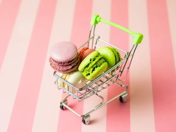 Verse Gebakken Gekleurde Macaroon Koekjes Macarons Macarons Een Witte Plaat — Stockfoto