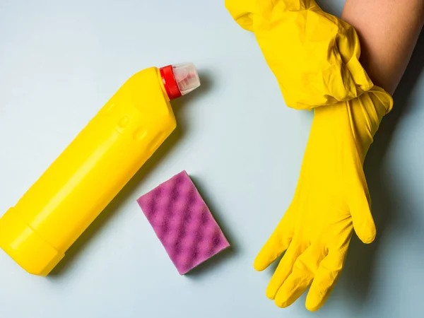 Gospodyni Domowa Zakładanie Żółte Lateksowe Rękawice Czyszczące Niebieskim Tle Miejsca — Zdjęcie stockowe