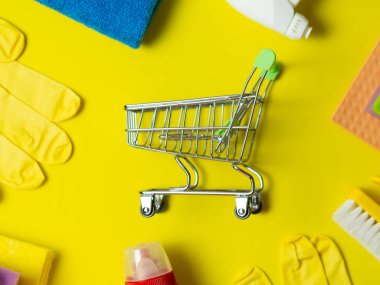 Temizlik malzemesi arka planında süpermarket arabası