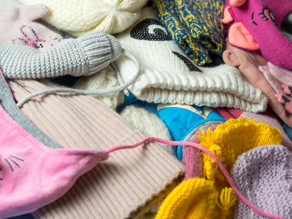 Gestrickte Warme Babykleidung Bunte Socken Mützen Und Handschuhe Für Mädchen — Stockfoto