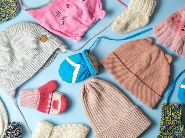 Knitted Warm Baby Clothes Multicolored Socks Hats Gloves Girls Boys — 图库照片