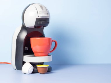 Kapsül kahve makinesinden bir fincan aromatik kapuçino.