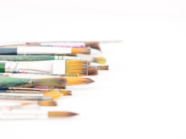 Resim yapmak için çok farklı fırçalar, sanatçının çalışma fırçaları yakın çekim, kopyalama alanı