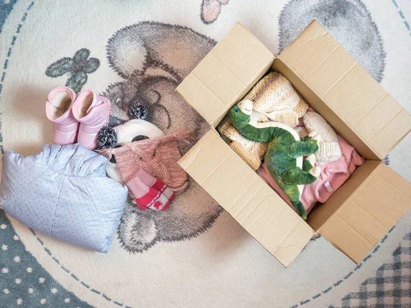 Concetto Donazione Vestiti Bambini Invernali Donna Che Prepara Vecchi Vestiti — Foto Stock