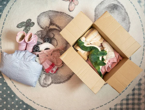 Concetto Donazione Vestiti Bambini Invernali Donna Che Prepara Vecchi Vestiti — Foto Stock