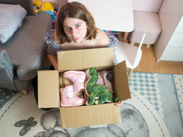 Winter Baby Kleding Donatie Concept Vrouw Bereidt Gebruikte Oude Kleren — Stockfoto
