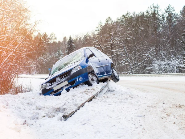 Bir trafik kazasından sonra yol kenarında terk edilmiş bir araba. Kışın buz, kar ve otuzbir ile tehlikeli koşulları simgeler..