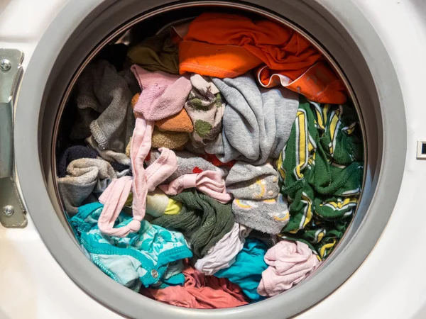 Άνθρωπος Βάζει Ρούχα Στο Πλυντήριο Κοντινό Πλάνο — Φωτογραφία Αρχείου