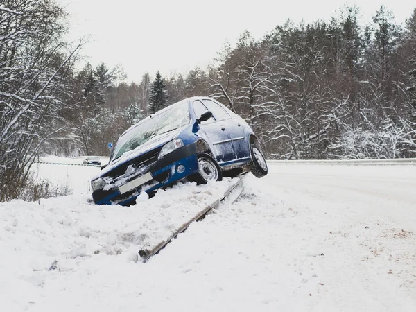 Porzucony Samochód Poboczu Wypadku Drogowym Symbolizuje Niebezpieczne Warunki Zimą Lodem Zdjęcia Stockowe bez tantiem