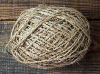 Kenevir ipi ahşap zemine yakın.