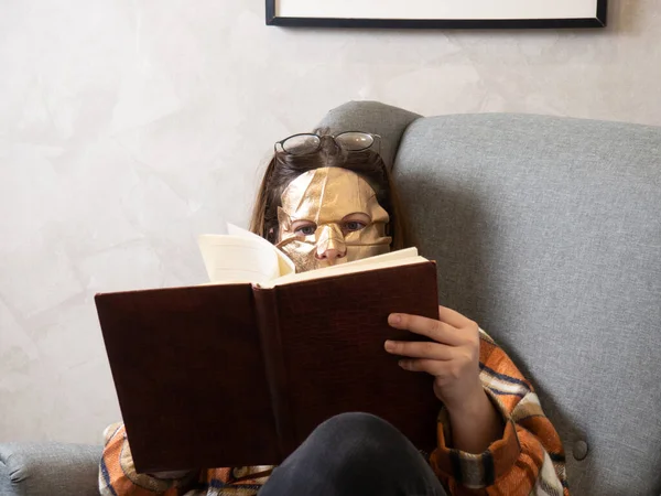 Una Esbelta Morena Está Leyendo Libro Con Una Máscara Pan — Foto de Stock